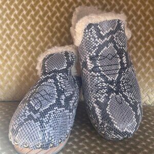 Anthropologie Pilcro Shearling Lined Gray Snakeskin Print Cushioned Wooden Clogs